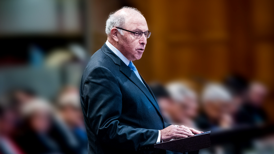 Claudio Grossman, jurista chileno de reconocido prestigio, postuló en 2022 a la Corte de La Haya. Pese a su carrera impecable, el Presidente Boric le negó el apoyo gubernamental, privando a Chile de un cupo histórico en el principal tribunal internacional.