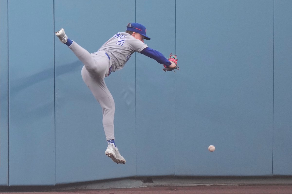 Pete Crow-Armstrong with an UNFORGETTABLE performance at Dodger Stadium today 

- 4 STRIKEOUTS on 13 pitches 😤
- 9 WHIFFS 🔥
- Whatever this attempt of a catch was 💯

Luckily for him, the 50,000+ fans in attendance were taking selfies and not paying attention so they missed it
