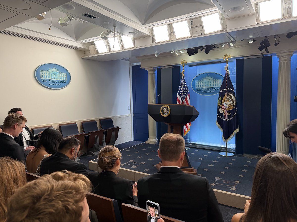 diyarkurda's tweet image. #New President Trump is expected to hold a press conference following a security incident at the White House Correspondents’ Association event. All reporters are in formal attire, including tuxedos and evening dress, as coverage continues to develop.