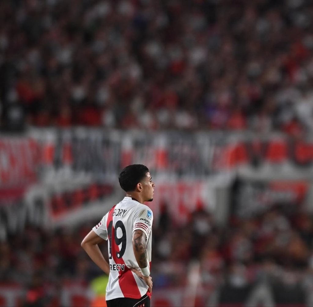 FENÓMENO!

El 10 de Ecuador no puede ser suplente en este River, titular indiscutido. Otra vez entra con el partido empatado y lo destraba solo.

Kendry Paez.