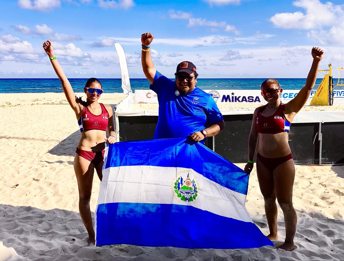 alertanoti's tweet photo. EL SALVADOR CLASIFICA AL MUNDIAL U18 DE VOLEIBOL PLAYA TRAS VICTORIA EN NORCECA

El Salvador logró una clasificación histórica al Mundial U18 de voleibol playa luego del triunfo de la dupla integrada por Dévora Medina y Giselle Rendón en el Torneo NORCECA Premundial U18, que se desarrolla en Juan Dolio, República Dominicana.

Las salvadoreñas se impusieron en cuartos de final a las puertorriqueñas Coralyz Ortiz y Ana Barcias con marcador de 2-0, en parciales de 24-22 y 21-15, en un partido disputado punto a punto, especialmente en el primer set.

Con esta victoria, Medina y Rendón no solo avanzaron a semifinales del certamen, sino que también aseguraron oficialmente la clasificación de El Salvador a la Copa del Mundo U18, consolidando una de las actuaciones más destacadas del voleibol playa juvenil del país en competencias internacionales.