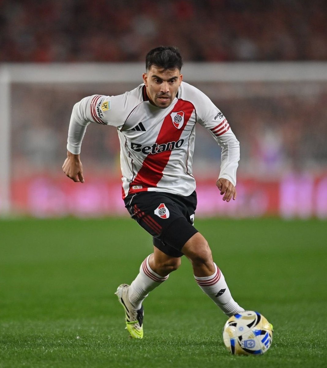 Realmente es un escándalo lo que juega este muchacho. No es digno de jugar con estos burros, los deja muy expuestos.