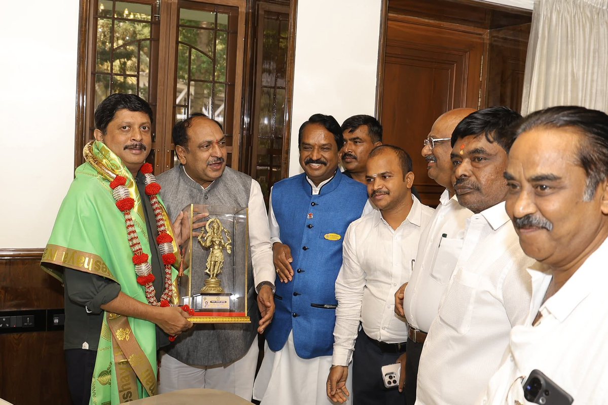 byrathi_suresh's tweet image. ನನ್ನ ಗೃಹ ಕಚೇರಿಯಲ್ಲಿ ವಿವಿಧ ಭಾಗಗಳಿಂದ ಆಗಮಿಸಿದ ಸಾರ್ವಜನಿಕರ ಅಹವಾಲುಗಳನ್ನು ಆಲಿಸಿ, ತಕ್ಕ ಪರಿಹಾರಗಳಿಗಾಗಿ ಮಾರ್ಗದರ್ಶನ ನೀಡಿದೆ.

At my residence office, I listened to public grievances from different regions and provided guidance for appropriate solutions.

#Janaseve #PeopleConnect  #Karnataka