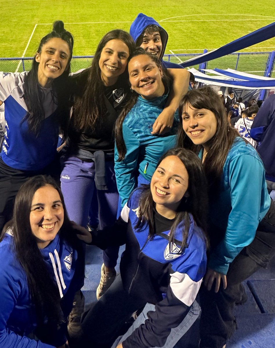 camilincami's tweet photo. @Copa_Argentina @Velez Acá con las pibas en la tribuna @Copa_Argentina 🙌🏽🙌🏽🙌🏽. 💙🤍 https://t.co/syAYXno7va