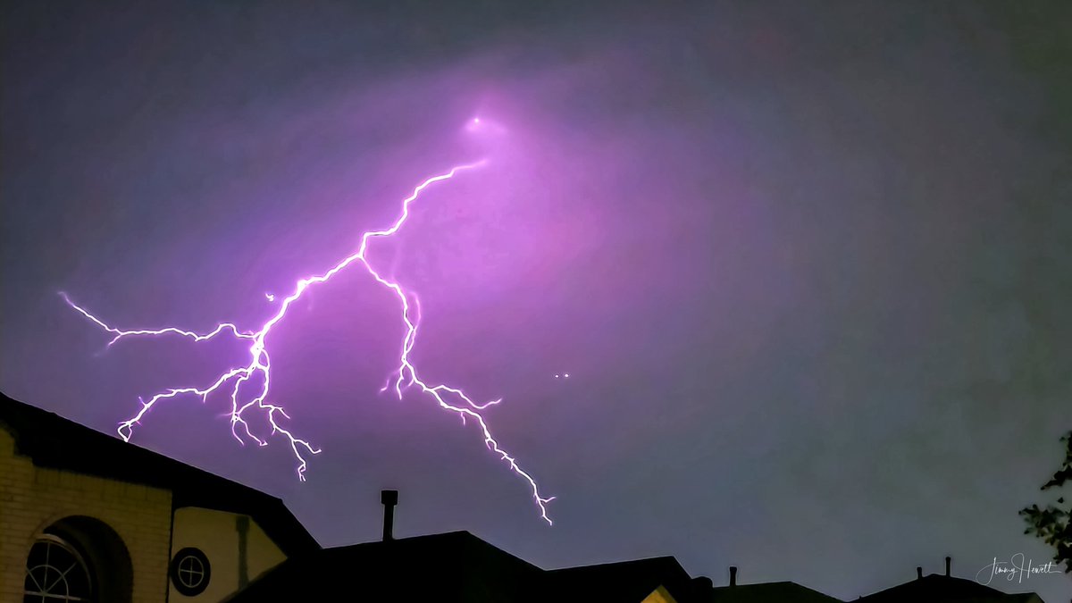 TreadheadA1's tweet photo. Watch a jet plane dodging lightning.  This is from West Fort Worth looking Northeast. https://t.co/QznujjApd6