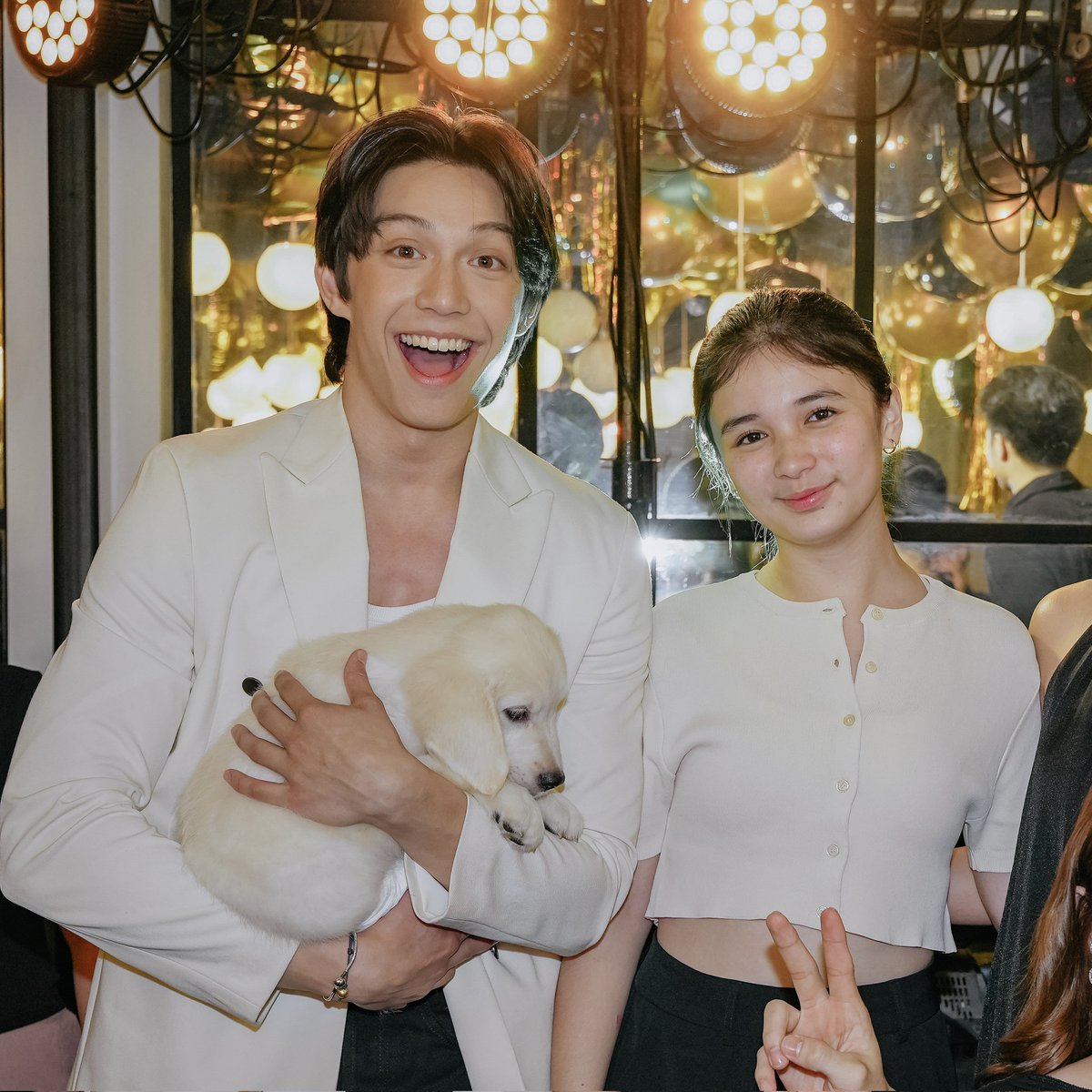 chem_shippers's tweet image. Yung mga naka-black sure ako na team real, tapos yung naka- white ang lakas ng chemistry HAHAHAH #timewilltell🤍