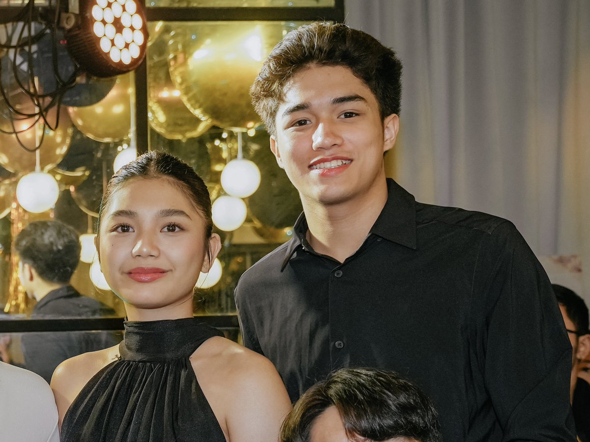 chem_shippers's tweet image. Yung mga naka-black sure ako na team real, tapos yung naka- white ang lakas ng chemistry HAHAHAH #timewilltell🤍