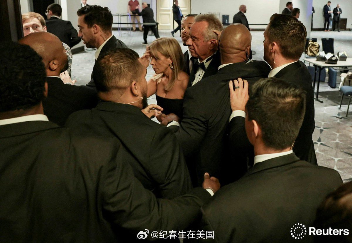 lingt1923's tweet image. After the shooting at the White House Correspondents' Dinner.

Photo: Reuters/Jonathan Ernst.
#WhiteHouseCorrespondentsDinner2026
#Reuters
#Evacuation
#Trump
#Podium
#WhiteHouseDinnerShooting