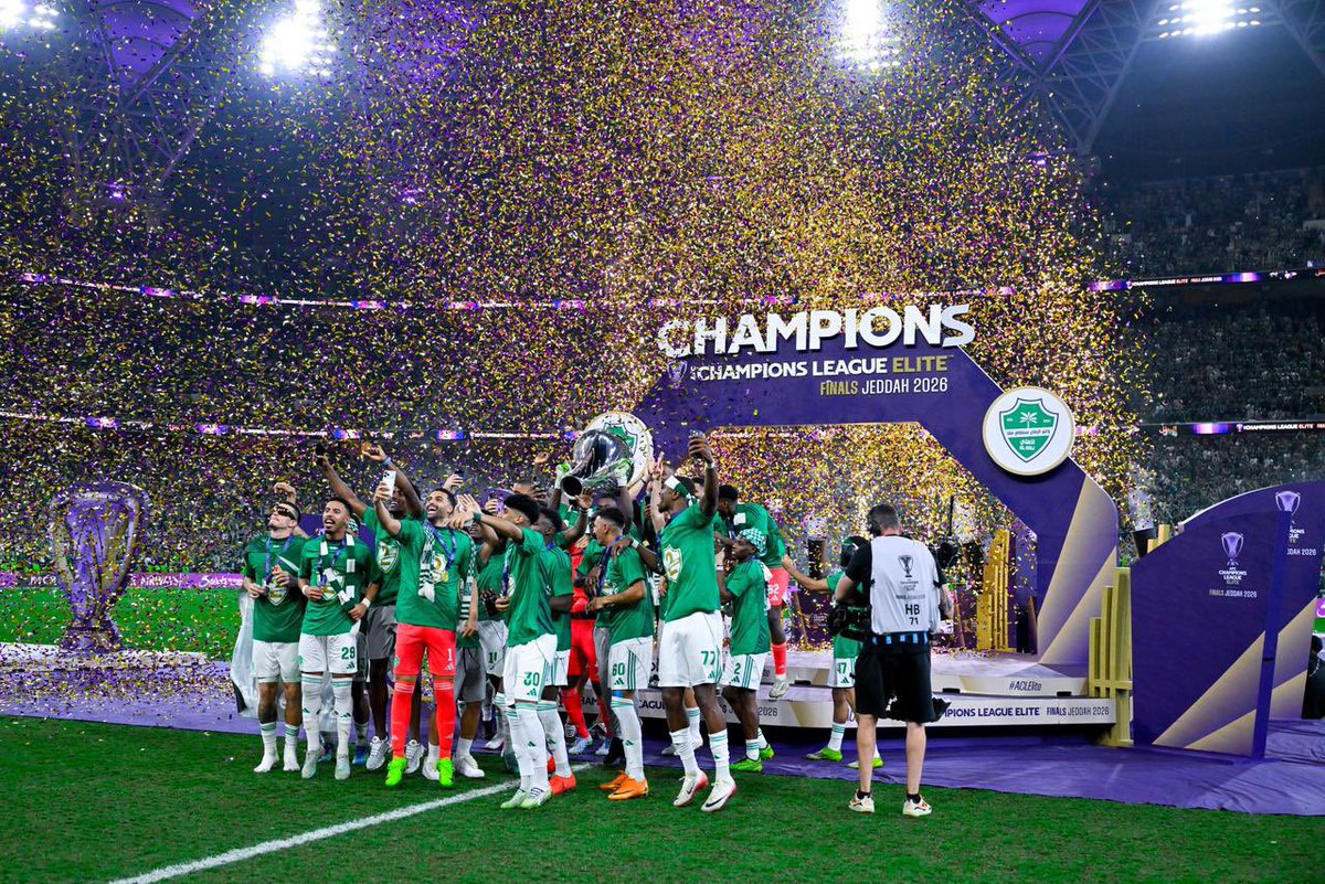 ibra_shr's tweet photo. الف الف الف مبرووووك لمشرف الوطن وسفيرها هذا الانجاز التاريخي من نادي الكل جالس يضحك عليه قالو عنه انه انتهى من تركوه يغرق وحيد ولكن جمهوره هو من اعاده للقمه واجمل عودة بطولتين قاريه على التوالي الحمدالله ودايما وابداً عوض الله جميل 
قالها رمز النادي الاول الاهلي ملك جمهوره https://t.co/OrUj1CJSwN