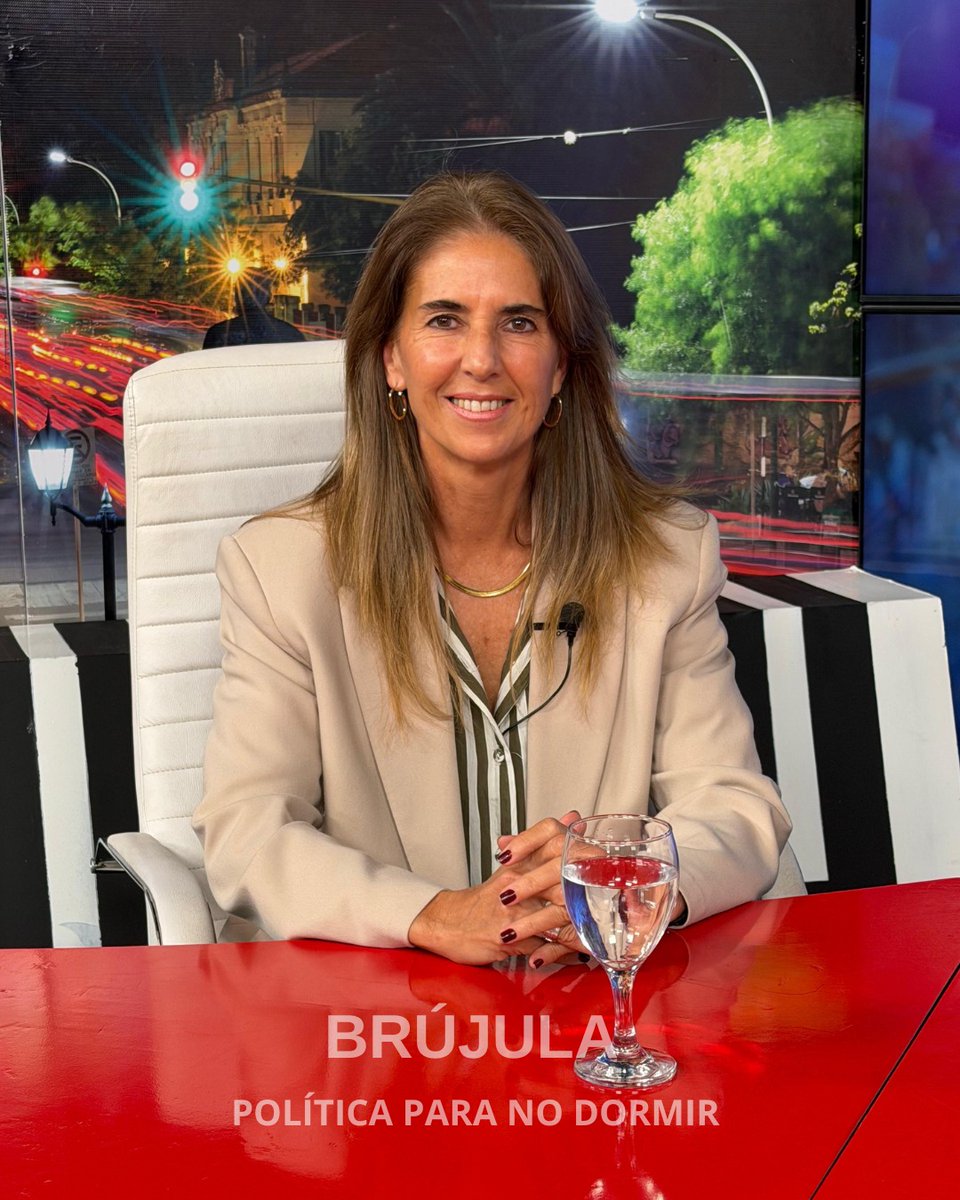 CalvoJorgecalvo's tweet image. #BRUJULA🎥📸
@SocoVillamayor 

Ahora por otra parte se ordena la oferta electoral. ¿Y en que se ordena? En que la conformación, y ahí vuelvo al tema de los frentes. Un frente electoral que responde a un programa político, que responde a una plataforma politica