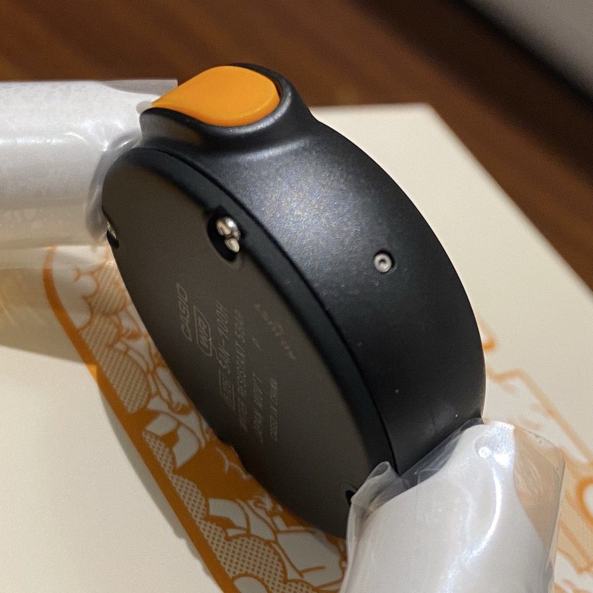 サ時計。オレンジ1点在庫有り〼

個人的にも愛用しております。

熱が伝わりやすい金具部分は肌に当たらないようになっており、電池は高温のサウナにも耐えられる特殊な電池を使用。
1アクションで12分計と時刻表示を切り替えられます。
そして何と言ってもデザインが最高ですね。

よろしくどーぞ