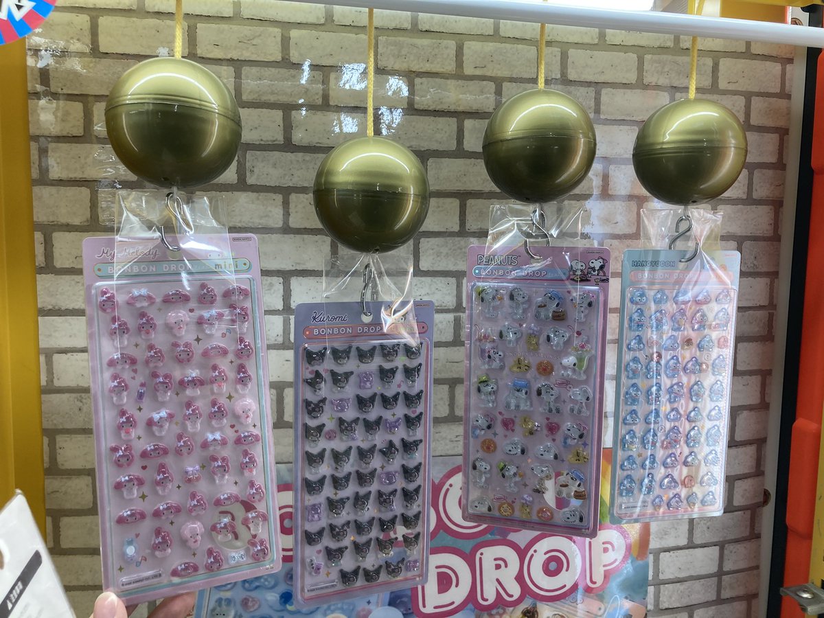 gameSAKAE's tweet photo. ✨💖景品入荷情報💖✨

品薄だったシールがなんと‼️
再入荷しております‼️😆
🛸あらかると🏝が苦手な方でも大丈夫🙆‍♂️
釣りキャッチャーにも展開中なので運にお任せ✌️

この機会にぜひご挑戦ください♪

#三越栄 
#屋上ゲームコーナー 
#ボンボンドロップシール 
#クレーンゲーム https://t.co/P2CRybjAHC