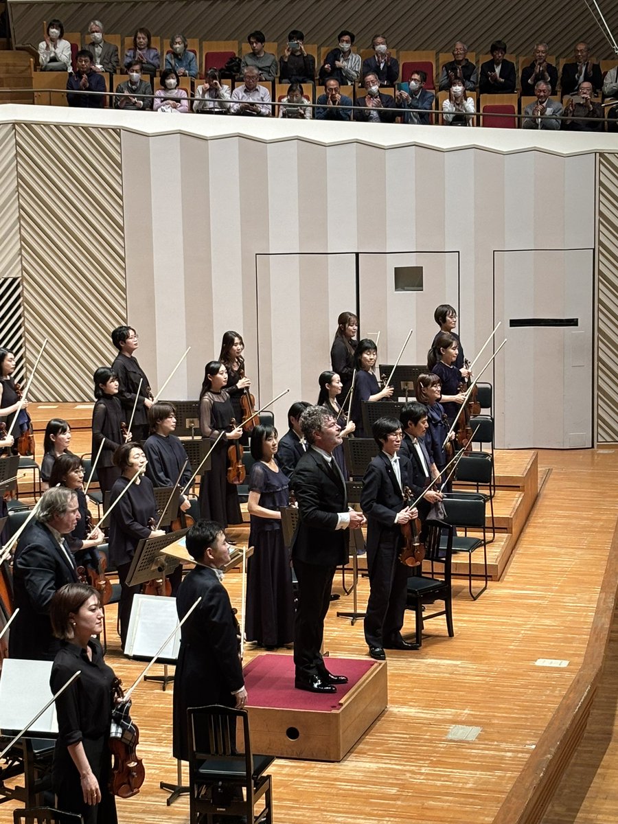 エラス＝カサド/東響。才人のアイディア満載。劇的な構築と構造への意識、生きた歌。全てを存分に引き出し独自の目線で組み上げた新鮮さと説得力に震えた。特に木管を立たせた際に最弱音に落とし込んだり、遠くから管楽器を呼応させるように空間的に鳴らしたりするなど、奥行きのある音楽も印象的。