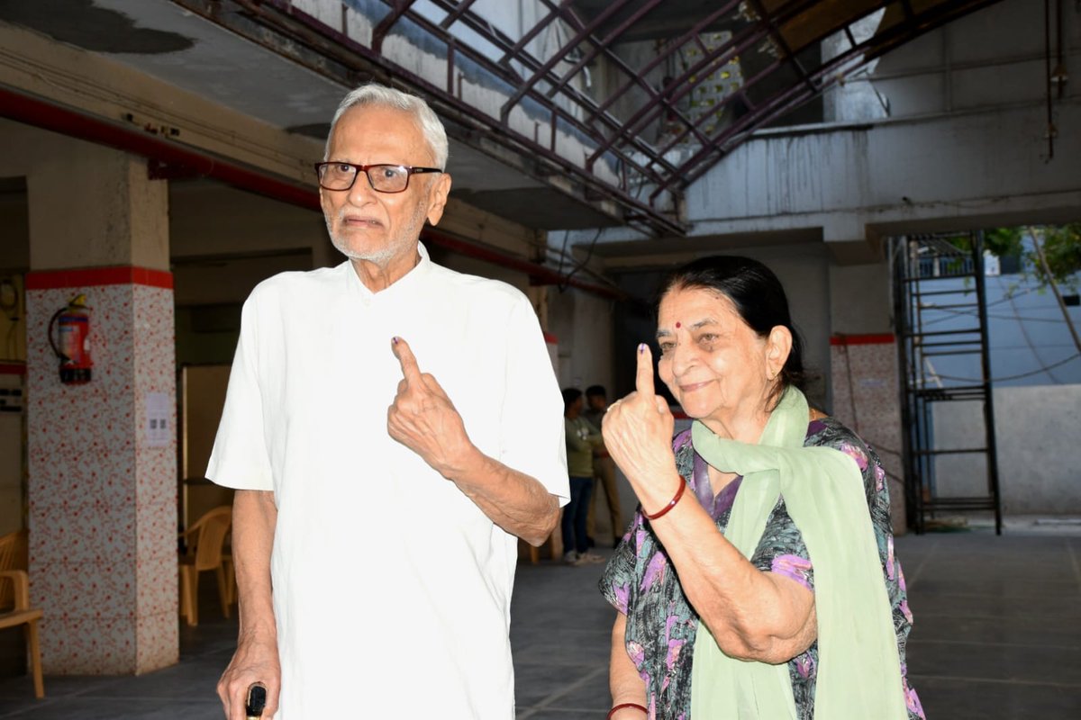 CollectorRjt's tweet image. સિનિયર સિટીઝનનો સંદેશ સ્પષ્ટ! 🗳️
રાજકોટમાં ૮૫ વર્ષીય દંપતિએ વોકિંગ સ્ટીક સાથે આવી સજોડે મતદાન કર્યું.
“દરેક મત મહત્વનો”—ચાલો આપણે પણ મતદાન કરીએ. 🇮🇳
#SeniorCitizens #VoteForIndia #Rajkot #Election2026 #Democracy