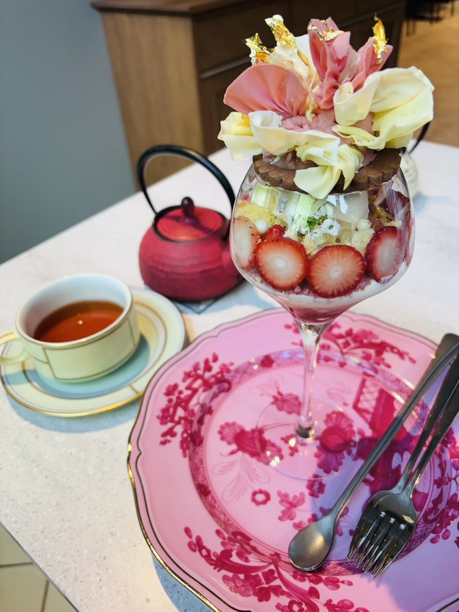 nnstable's tweet image. SALON BAKE&amp;amp;TEA 恵比寿アトレ店 ＠恵比寿 
パフェドブーケ フリュイルージュ 4,950円
アールグレイ 880円

映えと味を両立したパフェです。頂いたパフェは、花束をイメージしたパフェ💐花びらは3種類のチョコで作られ、その下にはチョコとローズのアイスや苺があり、美味しパフェでした😋
#カフェ