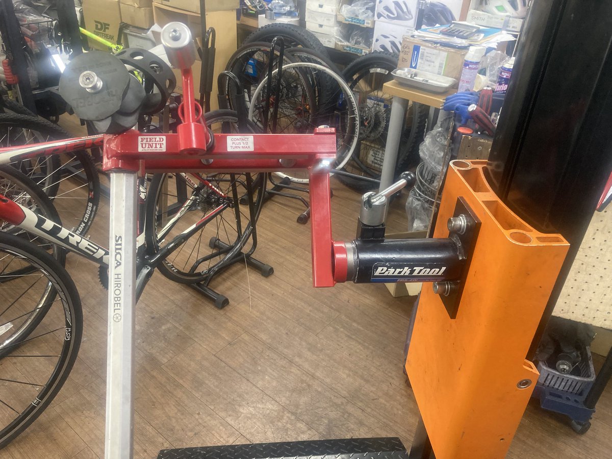 BEHOPbike's tweet photo. 進化したリペアスタンド⁉️
腰痛持ちには必需品。

アイスツールズの本体にパークツール壁マウント用PRS-4W、クランプ部をミノウラEVTフィールドユニットの物に差し替え、カーボンフレーム作業用のシリカのアダプター。
#minoura
#evt
#fieldunit
#parktool 
#icetoolz
#silcahirobel https://t.co/xDmMMn5TtE