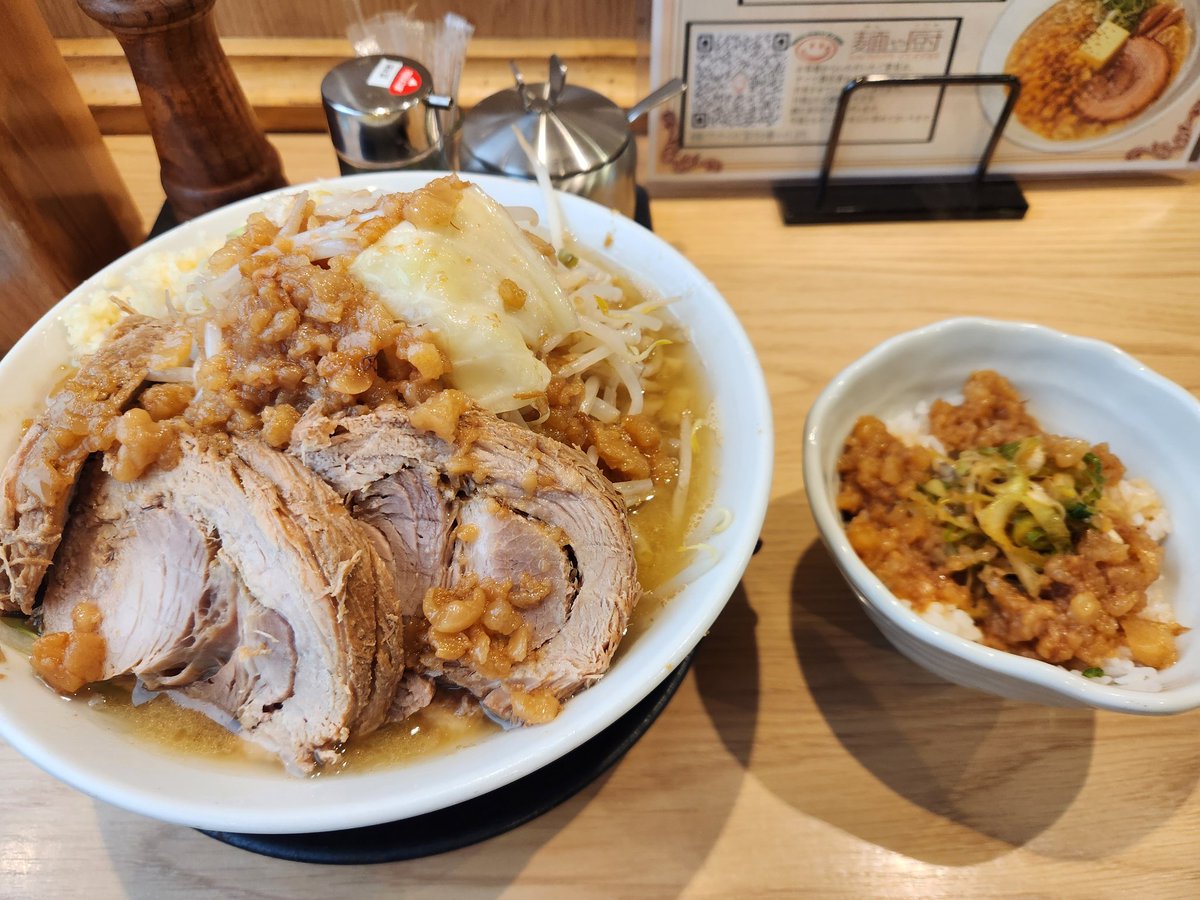 shou_bump's tweet photo. ツイートするのを忘れてた！
嫁の実家帰りにラーメン麺や厨！
行ったら木曜日は二郎系ラーメンだった
そしてBOSS二郎豚増し大盛！
めっちゃ腹が減ってたけど、大盛はかなりボリュームがあってめっちゃ腹一杯になった(笑)
木曜日限定なので要注意！
#ラーメン
#ラーメン好きと繋がりたい
#静岡県 https://t.co/XPQOn1CW5o