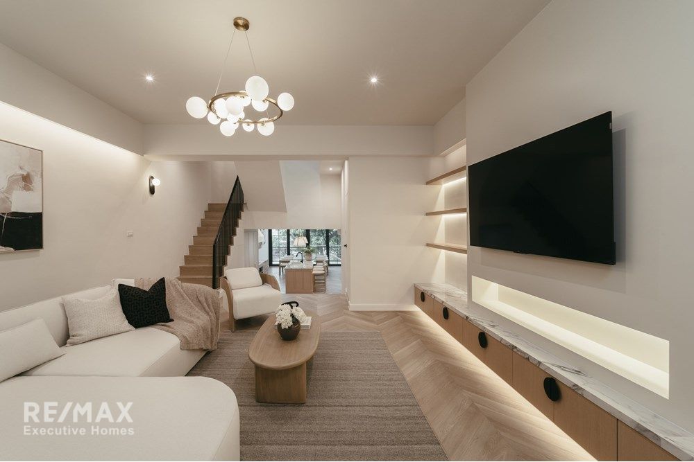 Luxury Townhouse Near BTS Phra Khanong! 5BR, spacious 350 sqm, private community, 24/7 security. 160K Baht/month! #Bangkok #LuxuryLiving #Townhouse
Ref: 920071001-14594 Contact: Youme Youme@Executive-Homes.biz +66 81 823 0785 
                f.mtr.cool/ylohbvhddi