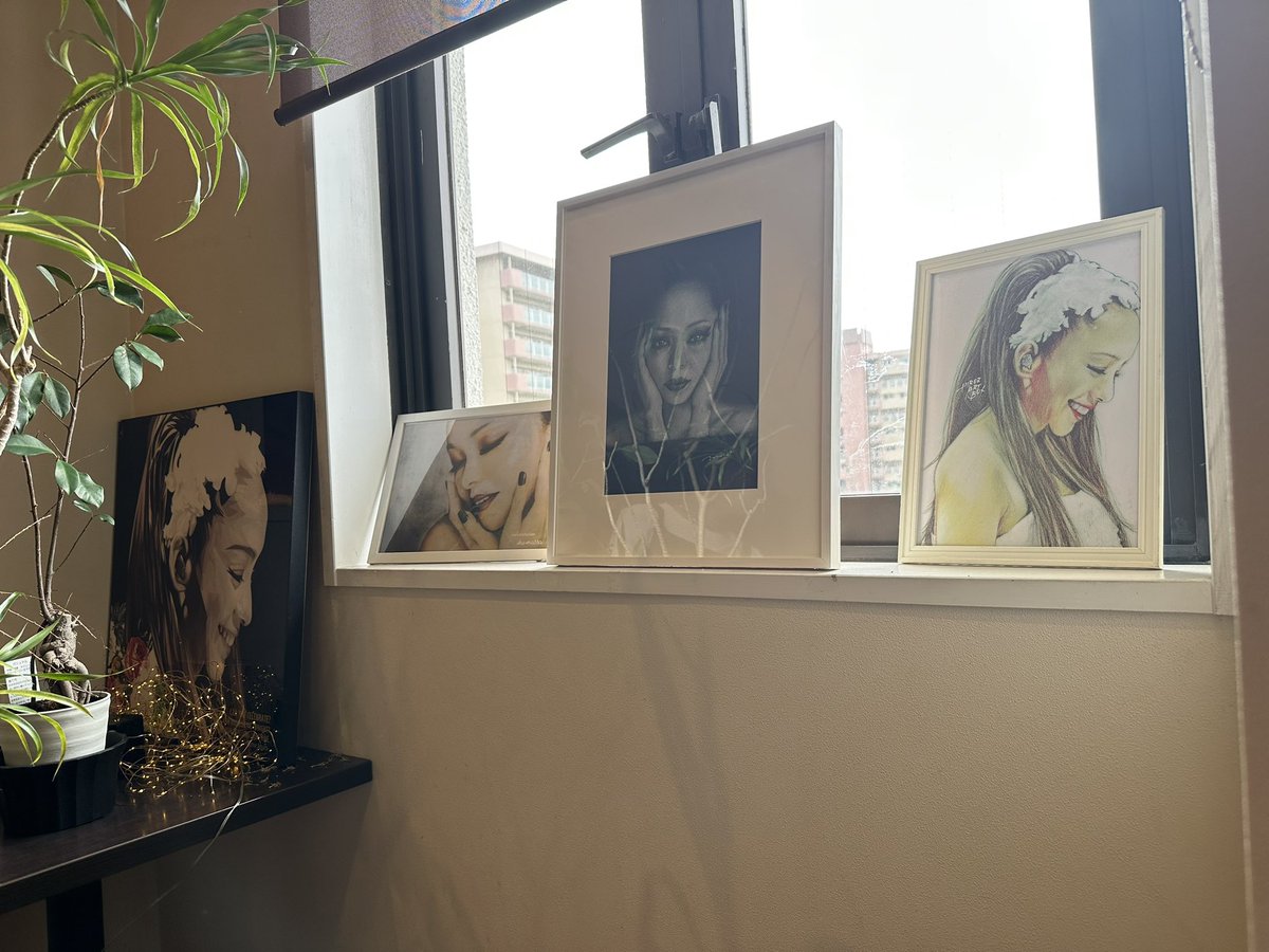 kkkids0590's tweet image. 伊丹空港に向かう途中
gallery cafeさんにて
カレーセット　美味い😋

安室ちゃんの絵が増えましたよー♪

#gallery cafe 
#NamieAmuro