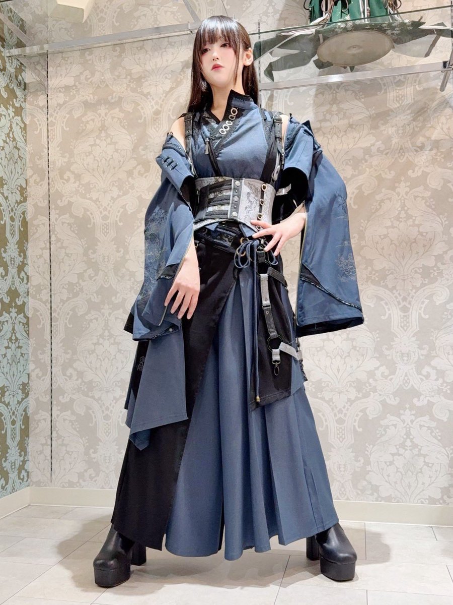 ozz_yaechika's tweet image. ⚜️new arrival⚜️
🌊琉球浪漫物語～第三章～🌊
✦和龍ロングタンクトップ
✦ハーネスコルセット

龍の気配と和の余韻──
揺れる帯と装飾が描く、妖しく優美なシルエット。

🛒 ozzon-japan.co

🕯Yaechikaの小さな異世界にて
🕰10:00~20:00｜Tax-free対応
#ozzon #東京駅  #unisex  #ozz男子