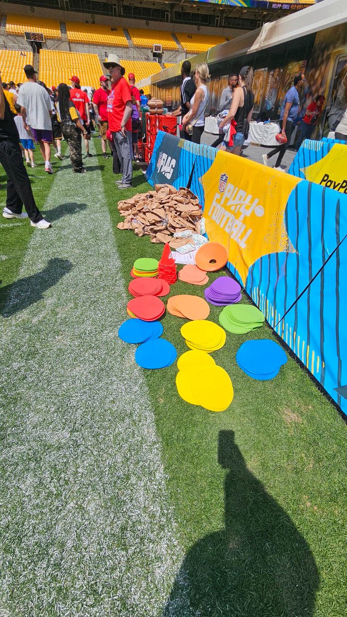 RoyKessel27's tweet image. 4th activation Fri at NFL Draft was American Heart Assn attempt to set World Record of people learning Hands Only CPR.

Fantastic to see Damar Hamlin leading charge. 

#SportsPhilanthropyNetwork
#sportsphilanthropyworld
#athletes
#foundations
#nonprofits
#sportsphilanthropy
#NFL