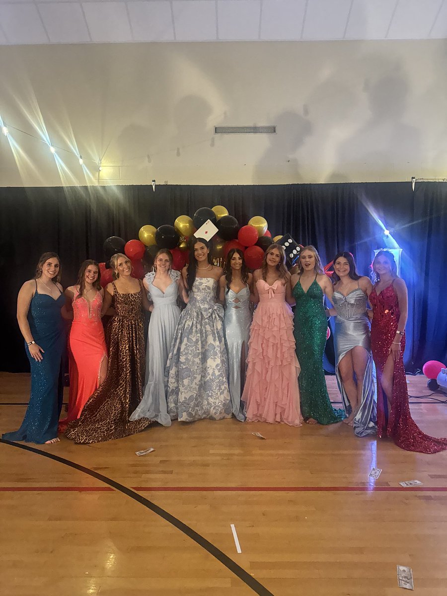 LadyMarksmen's tweet photo. Our hoopers getting all prettied up for prom!! https://t.co/kVtDiyfb2u