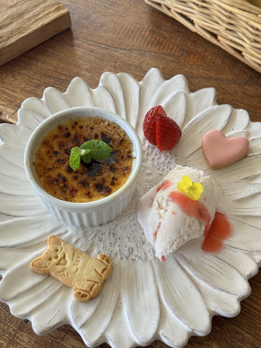 tearoomannie's tweet photo. 今日のデザートは　#クリームブリュレ　のプレートになります。　但しクッキーは同じ物とは限りません🙏　#ティールームアニーズ　#看板犬のいるカフェ　#山形カフェ　#山形　#本日のデザート https://t.co/IzeCQYdJrb