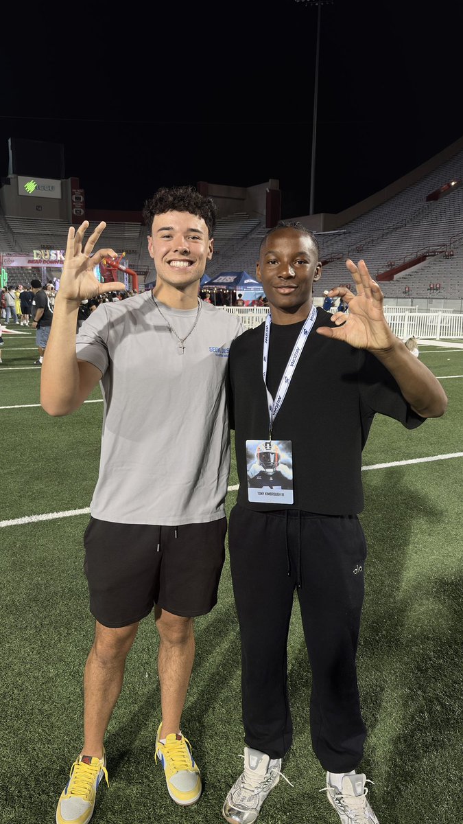 Tkimbrough_5's tweet image. Had a great day at the University of Arizona, was able to meet coaches and many of players! #agtg

@Coach_VC 
@mansfield_fb 
@CoachCPulliam 
@ArizonaFBall 
@JaceLejeune 
@CoachGeorgeMHS 
@TyYoshida7