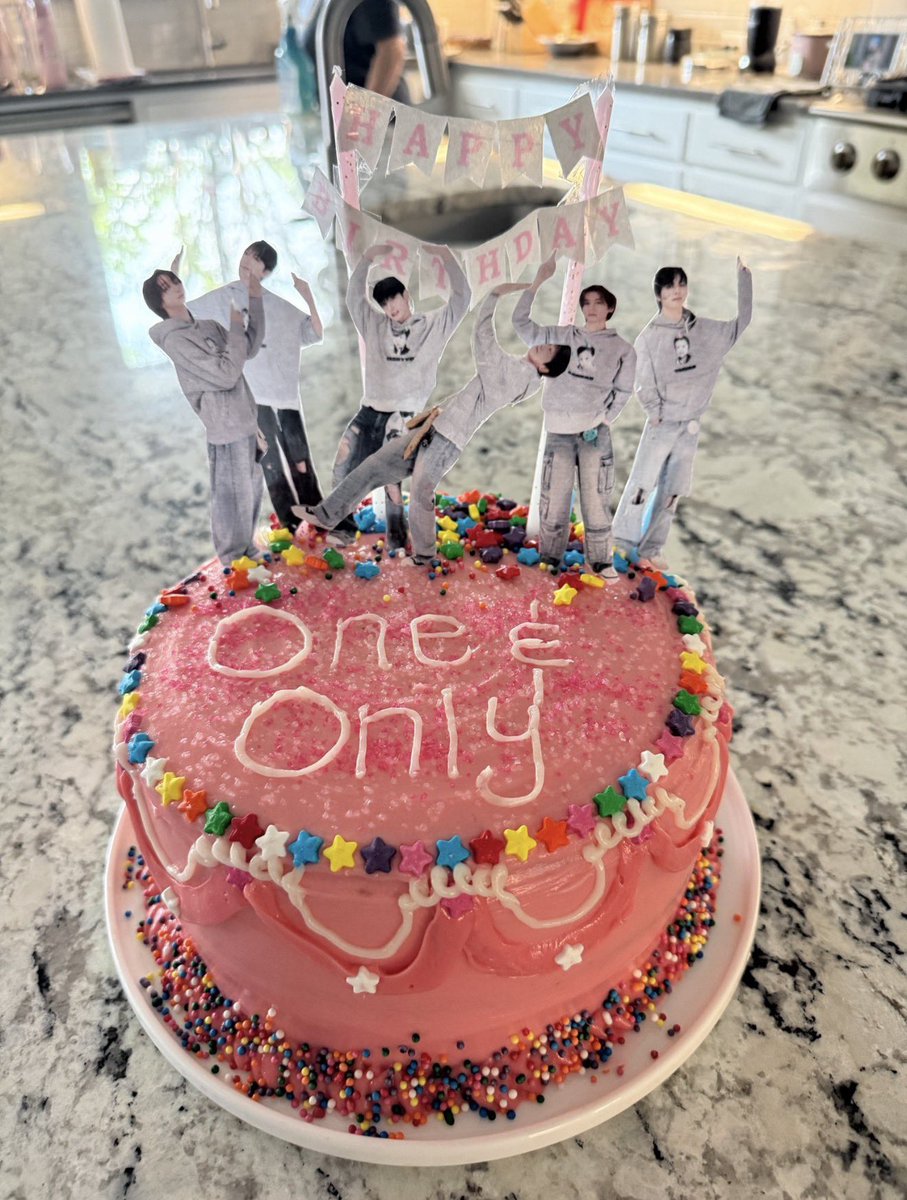 intakemonium's tweet image. BOYNEXTDOOR CAKE!!! #boynextdoor #yay #loveit