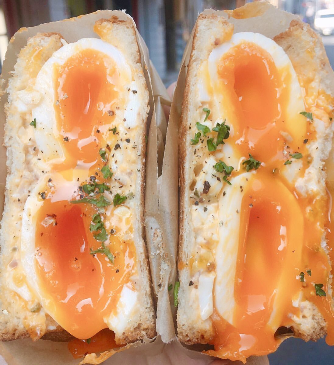 gourmetroad5's tweet photo. 東京都御徒町駅近くにあるお店「egg baby cafe」の、サックサクのトーストでとろっとろな半熟の卵を挟んだたまごサンド「エッグベイビーサンド」✨ https://t.co/jW2NTT4Hv9