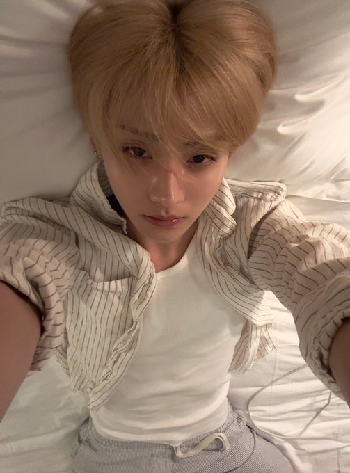 Lov_Mint_Choco's tweet photo. oh okay I see something tells me this pic was for a certain bandmate #notthetargetaudience๐ https://t.co/1PoYIikNgP