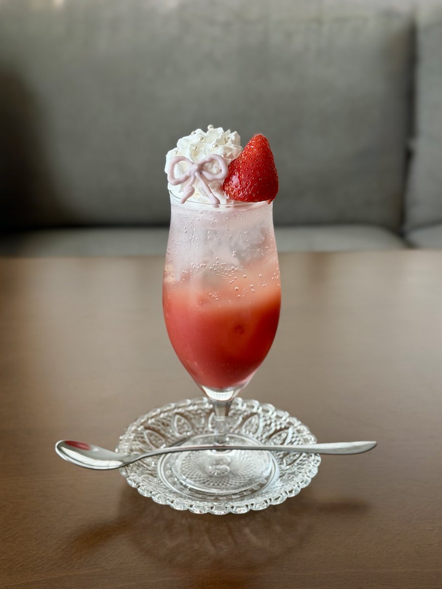 終焉の魔物のクリームソーダ②

2日目はどうしよかなって思ったけど ブラッドオレンジジュースがありまして
ブラッド？……ウィリ！？となってしまい()それならば〜と、ネア色リボンを添えたりしてちょっと飾り付けを変えて作りました🍹

#あわいの民エアお茶会
#ウィリアム誕生祭
#妄想くすまもカフェ