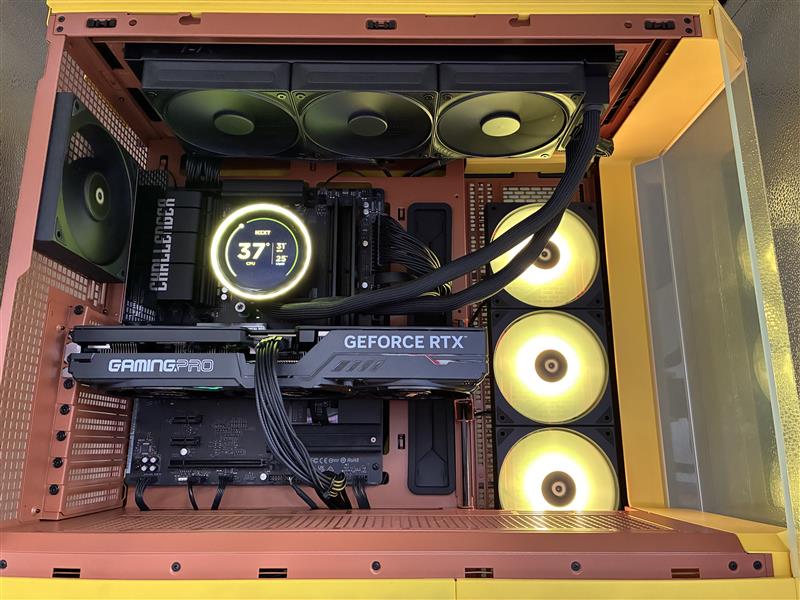 dospara_hamam's tweet image. ✨#組立代行 をお客様からご依頼いただきました✨

✅ケース #Thermaltake View 600 TG Butter Caramel
✅マザーボード #ASRock B850 Challenger WiFi
✅CPUクーラー #NZXT Kraken Elite 360

「黄色×黒のPCを組みたい」とご相談いただき
PCの組み立てを行いました！

#ドスパラスタッフ