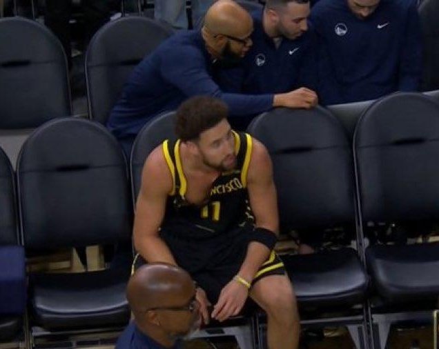 Son los mejores playoffs de la historia y Stephen Curry los está mirando por televisión. 

TIENEN QUE VOLAR CABEZAS EN GOLDEN STATE.