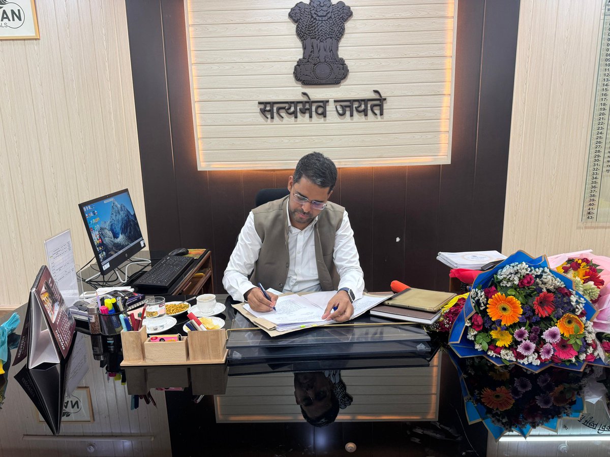 AhteshamFIN's tweet image. #IAS सुनील कुमार धनवंता 2022 ने  बहराइच #CDO की  नई जिम्मेदारी सँभाली !! 📩