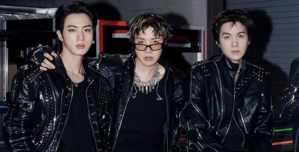 jhopecentric's tweet photo. THE HOLY TRINITY https://t.co/uozMwUucky