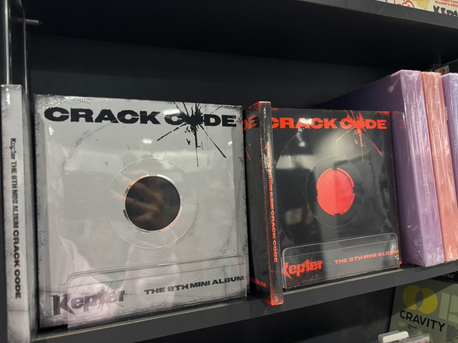 TOWER_Sendai's tweet image. 【#Kep1er】

The 8th Mini Album『CRACK CODE』
タワレコ限定特典付き商品好評発売中です！

＼ ❤️本日ラキドロ最終日🖤／

🎁タワレコ特典🎁
オリジナルフォトカード Type-A(6種ランダム)
blog.livedoor.jp/towerrecords_k…

#CRACKCODE
@kep1er_jp

@official_kep1er