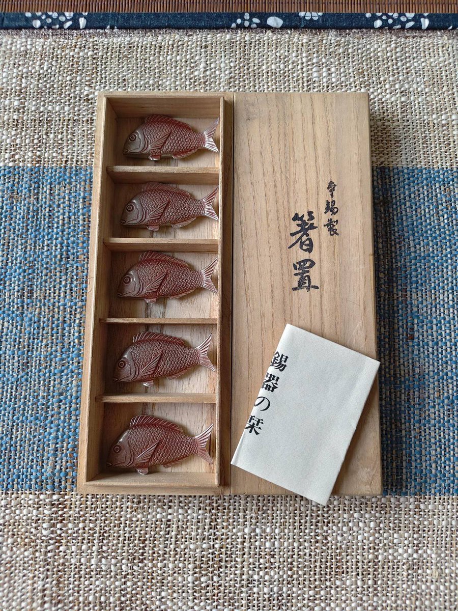 msshewa's tweet photo. 純錫ならではの落ち着いた光沢が美しい箸置き✨🐟 丁寧に作られた造形が、食卓や茶席に上品な趣を添えてくれます。使うたびに心が整う一品です🍃

#本錫
#箸置きコレクション
#茶道具
#茶道配件
#古董收藏
#金工手作 https://t.co/CxU05pCXfy