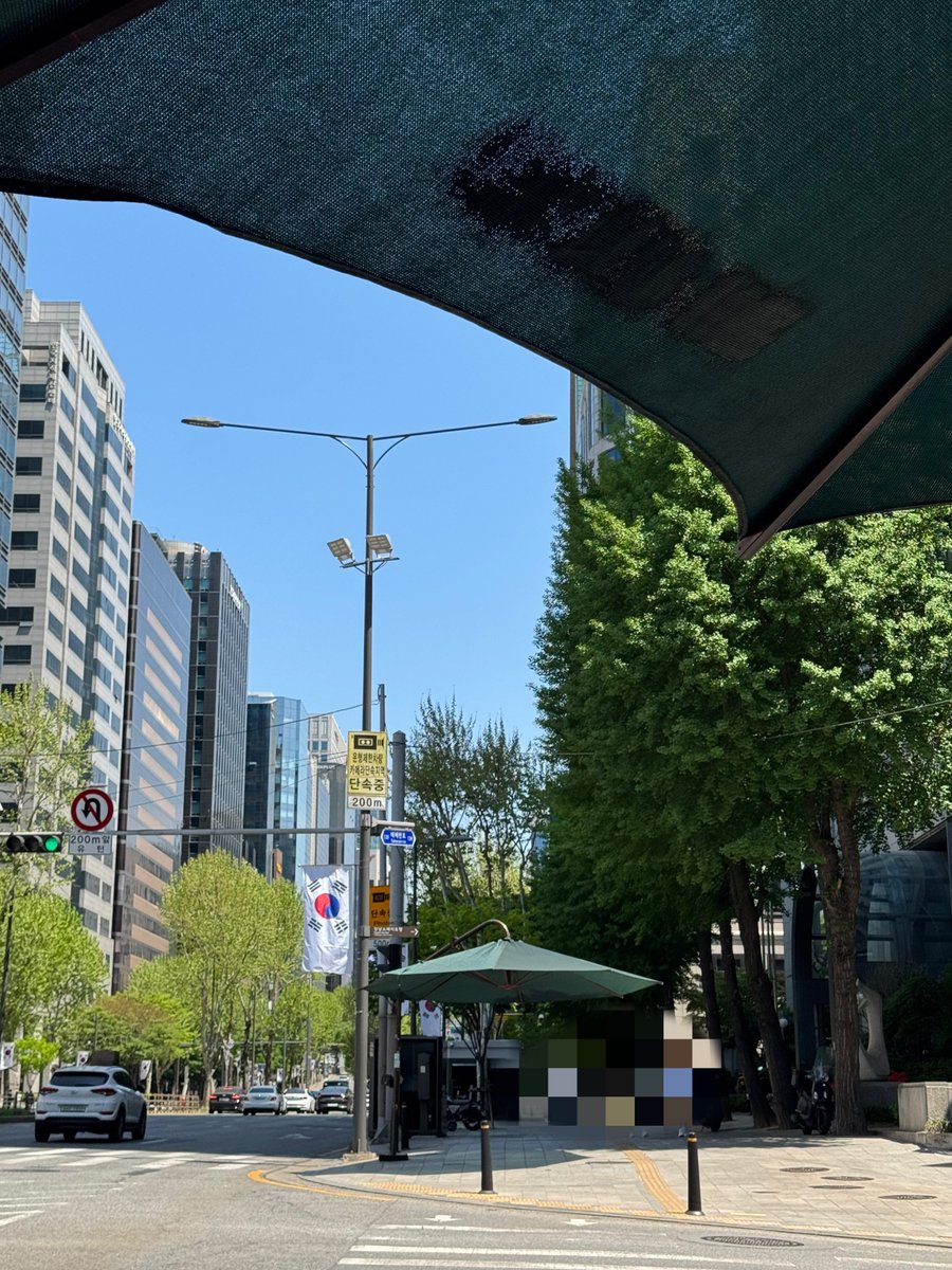 日本にも付けてくれないかな？🤔
交差点の傘(？)