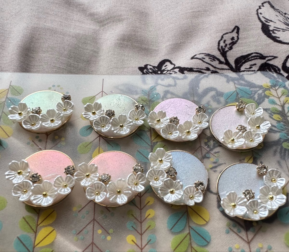 緑、紫、ピンク、青のはずなのに、ピンクがオレンジとかに見える🤔