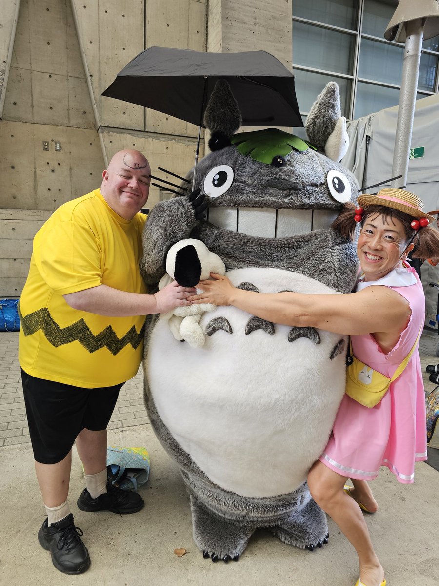 Shinya1499's tweet photo. 大トトロと大チャーリー・ブラウンと大メイちゃん
#ニコニコ超会議２０２６ https://t.co/C9MGAy9trw
