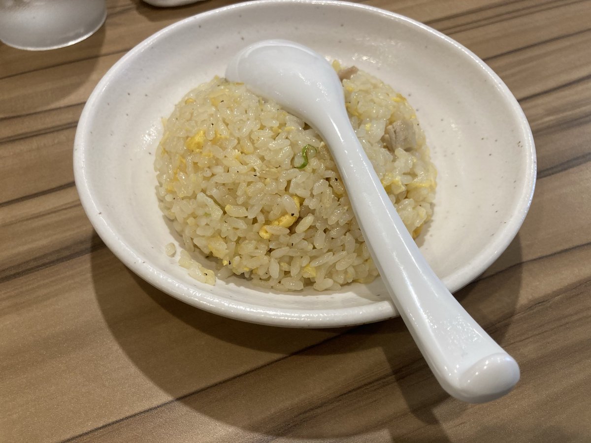 hal4169's tweet photo. 今日のランチ。

＃ラーメン鱗 西中島店

塩ラーメンを注文。
口当たりの良いあっさり目のスープが縮れ麺に絡んで、風味を感じさせる一杯。パラパラの炒飯が相性抜群の組み合わせ。 https://t.co/TVoU5vdXkZ