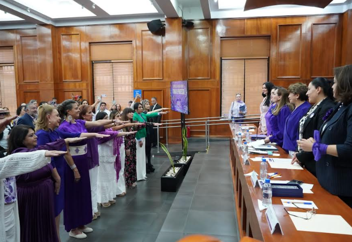 Antena125mx's tweet image. 💜⚖️ La Gobernadora @delfinagomeza y la LXII Legislatura respaldan la toma de protesta de @50mas1Mx Edoméx, encabezado por Mónica Álvarez Nemer. 
antena125.com/noticias/refre…

#Edoméx #50Más1 #Igualdad