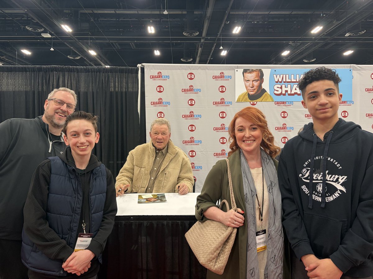 jamesbilcox's tweet photo. Today we met @WilliamShatner who was a delight and experienced a hobbit panel for the 25th anniversary of Lord of the Rings! @elijahwood @SeanAstin Dominic Monaghan and Billy Boyd, thank you! https://t.co/lF2VPuJLmb