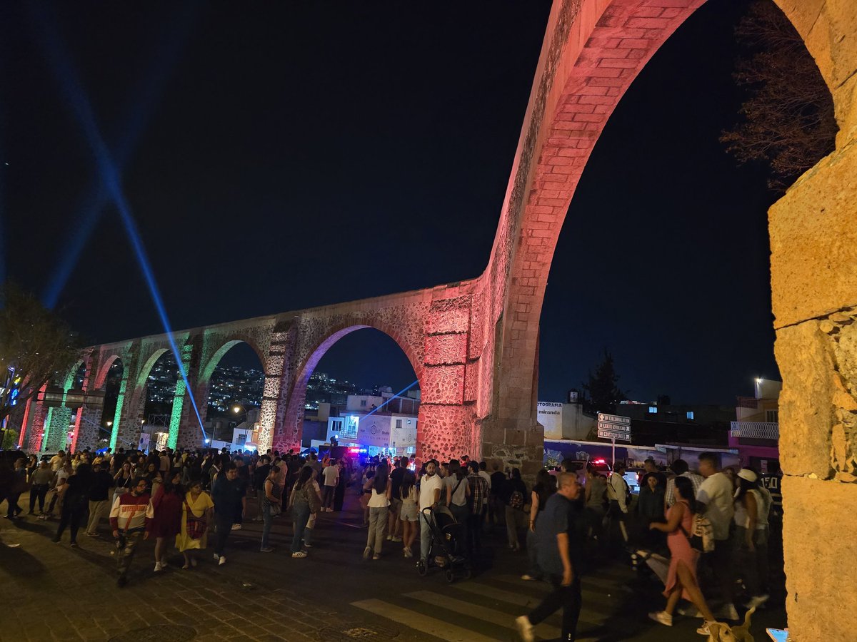 pomaresmx_'s tweet photo. ¡FESTEJO DE 300 AÑOS EN LOS ARCOS! 🧱🎈
Celebramos tres siglos de nuestra joya arquitectónica. Música, sabor y un show de luces inolvidable para honrar el pasado y futuro de nuestra tierra. ¡Qué orgullo ser testigos de esta historia! ✨
#Querétaro #300Años #OrgulloQro https://t.co/K0pSErO5qk