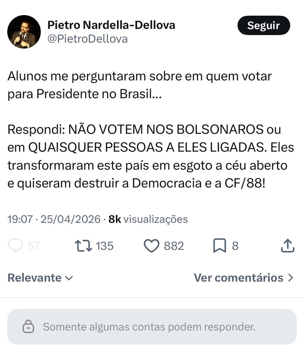 Ser humano como esse além de difundir publicamente que doutrina seus alunos politicamente segundo seu espectro político, tem a ideia que está abalando pq bloqueia comentários e só permite falar dentro de sua bolha.