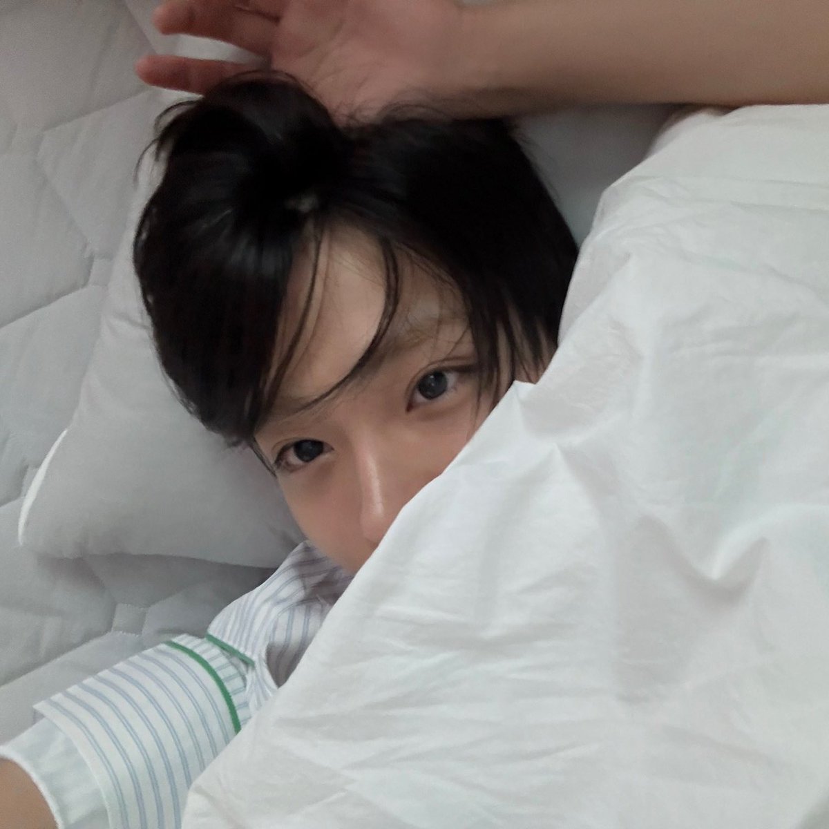 softleowon's tweet image. he looks extremely omega in his selcas in bed, i hope he never stops posting pics like this bcs it's #amazing