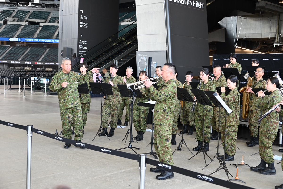 JGSDF_NABand's tweet photo. 4月25日(土)、26日(日)と2日間に渡り #エスコンフィールド北海道 で開催中の「みんなの #ボールパーク 2026」で演奏しました🎷
今年もたくさんの方にお越しいただきました✨
#北部方面音楽隊 #北部方面隊 #自衛隊 #音楽隊 #escon #札幌地本 #モコちゃん https://t.co/qhfMSzOzck