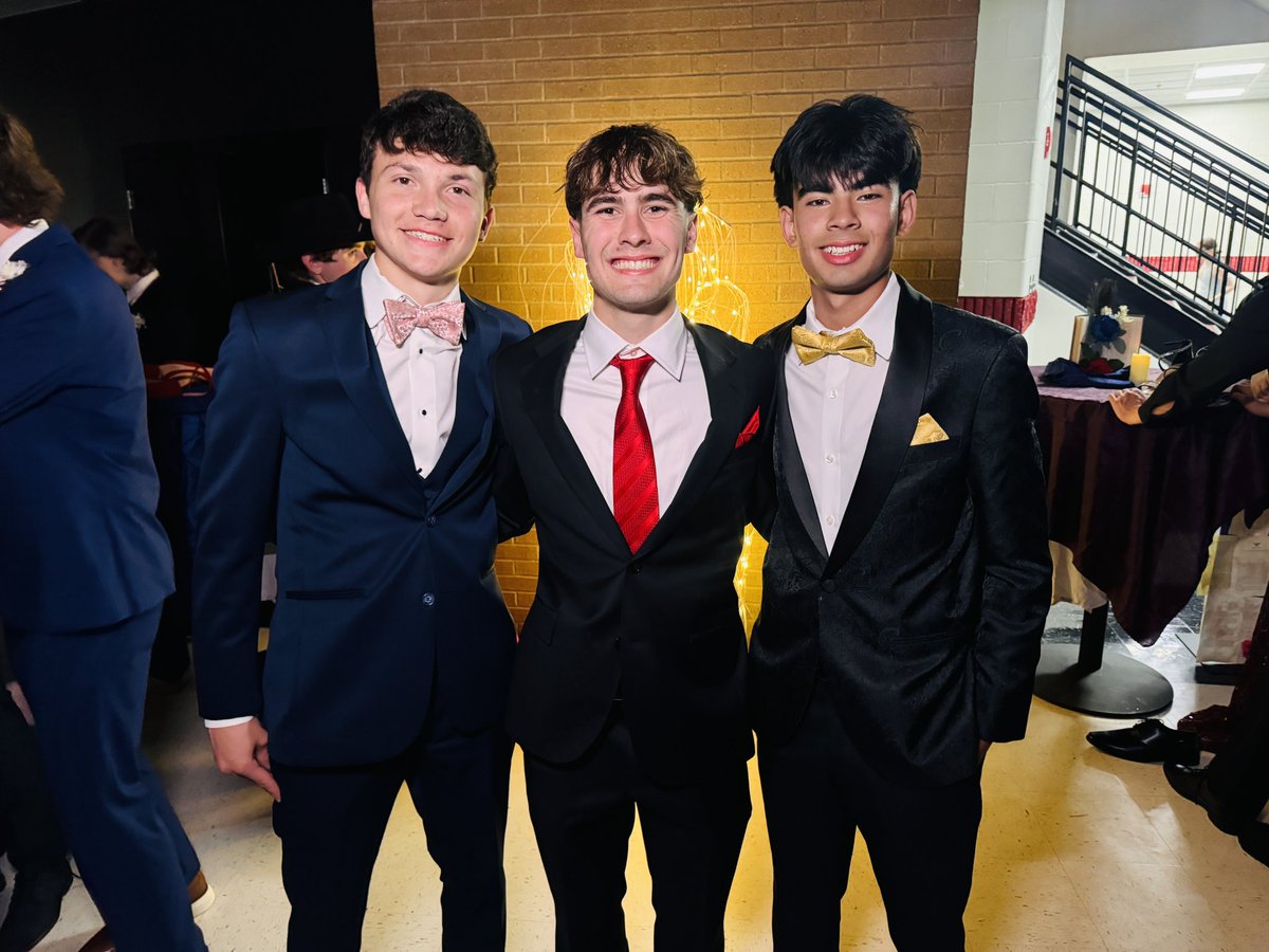 cabotsd's tweet photo. CHS PROM! https://t.co/m6oOIQFiU5