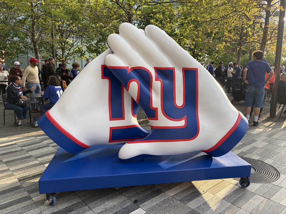 NEWYORKMESS's tweet photo. Giants Draft party at Hudson yards 🏈 https://t.co/lXn3GKOpmc